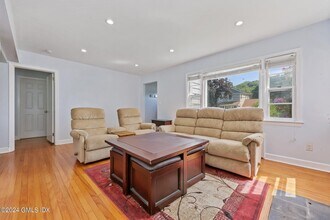 10 Fletcher Ave in Greenwich, CT - Foto de edificio - Building Photo