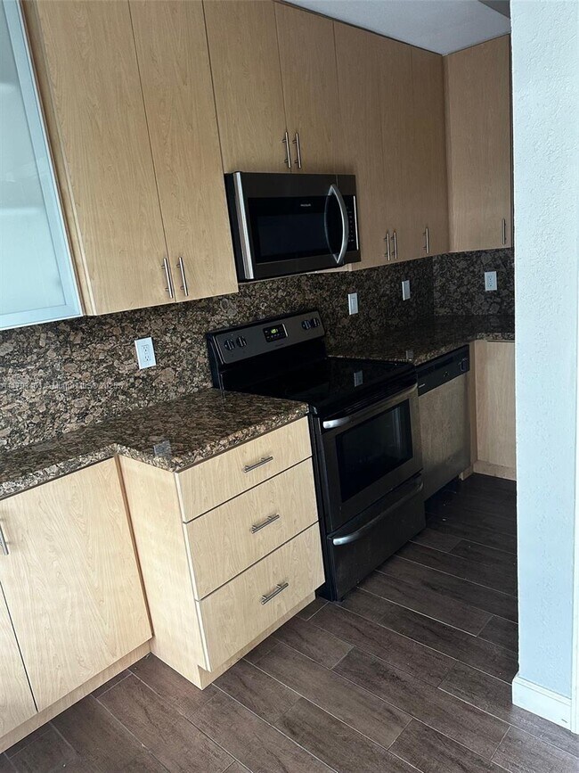 2201 Miami Rd in Fort Lauderdale, FL - Building Photo - Building Photo