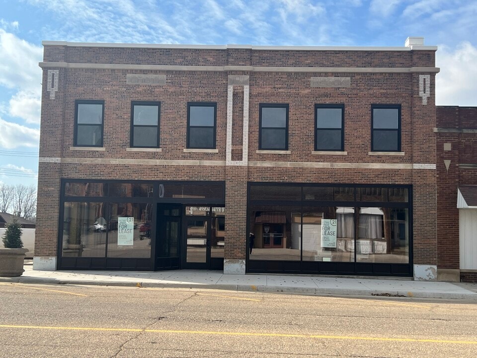 16 W 3rd St, Unit 203 in Remsen, IA - Foto de edificio