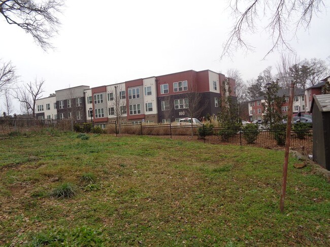 541 W Lake Ave NW in Atlanta, GA - Building Photo - Building Photo
