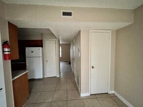 702 Hargest St in Prairie View, TX - Foto de edificio - Building Photo