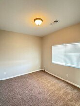 6675 Coronado Crest Ave in Las Vegas, NV - Building Photo - Building Photo