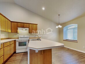 641 NW Meadows Dr in McMinnville, OR - Foto de edificio - Building Photo