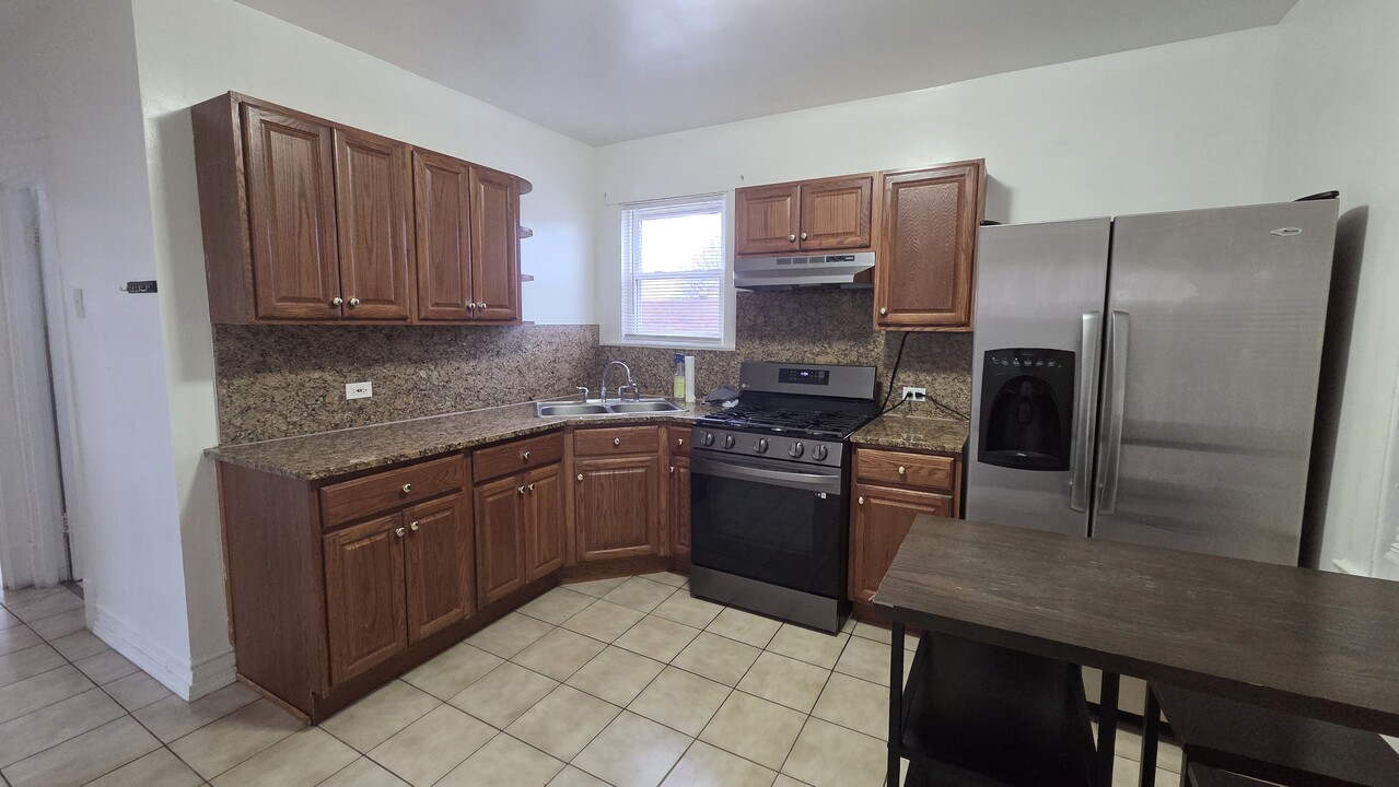 2446 N Rutherford Ave, Unit 2 in Chicago, IL - Foto de edificio