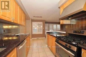 928-928 Queen St W in Mississauga, ON - Building Photo - Building Photo