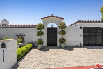1381 Summitridge Dr in Beverly Hills, CA - Building Photo - Building Photo
