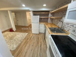 8008 Roosevelt Way NE in Seattle, WA - Building Photo - Building Photo