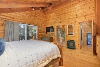 464 Canyon Blvd in Mammoth Lakes, CA - Building Photo - Building Photo