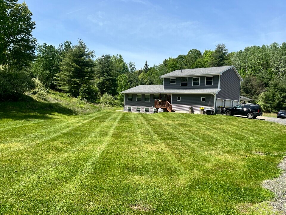 35 Garner Rd, Unit B in Averill Park, NY - Building Photo