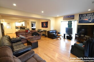 10 Bennington St, Unit 1 in Newton, MA - Foto de edificio - Building Photo