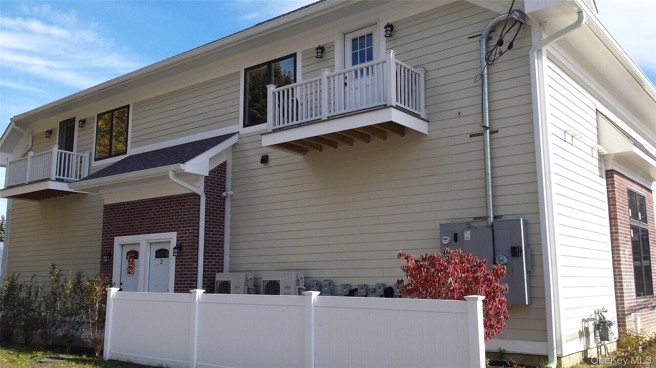 2755 W Main St in Wappingers Falls, NY - Building Photo