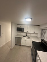 731 SW 8th Ave, Unit Unit B in Hallandale Beach, FL - Building Photo - Building Photo