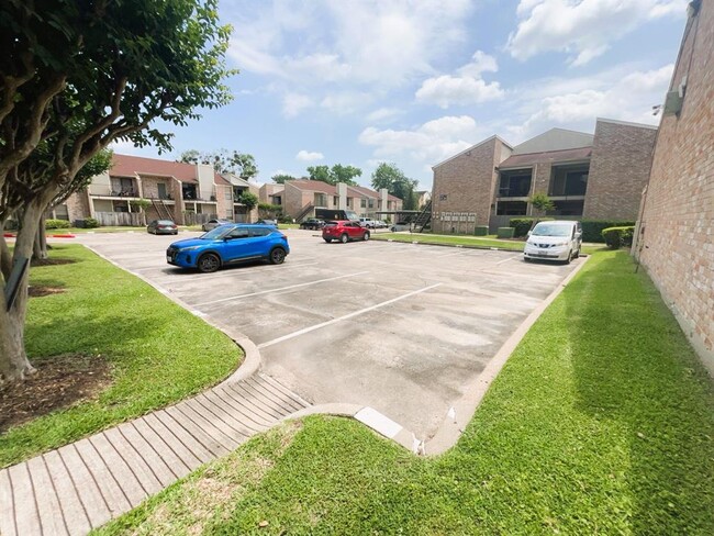 8100 Cambridge St in Houston, TX - Building Photo - Building Photo