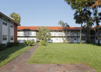 Silver Palms Condominiums in North Lauderdale, FL - Foto de edificio - Building Photo