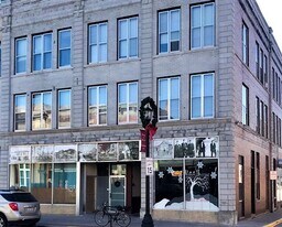 15 E Main St, Unit 1 in Platteville, WI - Building Photo