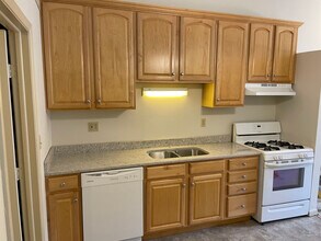 8396 N Akins Rd in North Royalton, OH - Foto de edificio - Building Photo