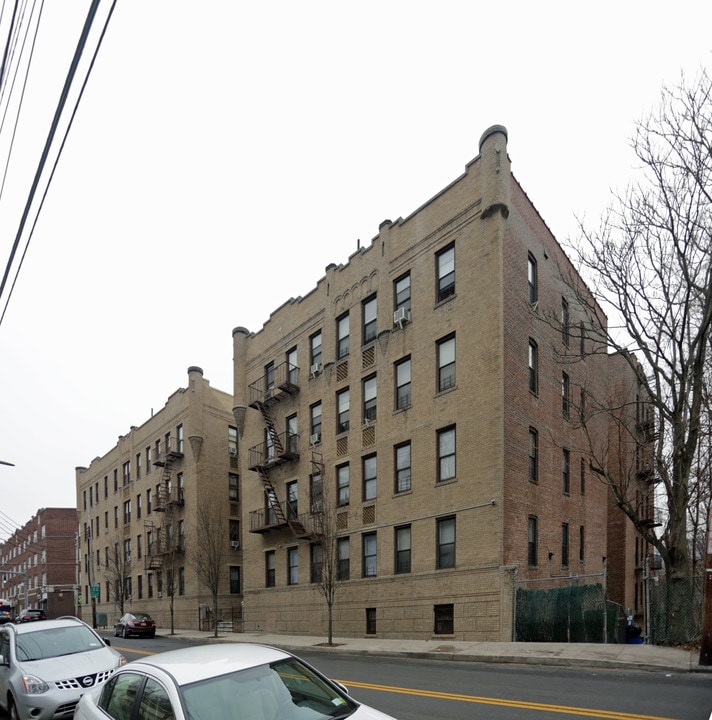 383 Warburton Ave in Yonkers, NY - Foto de edificio