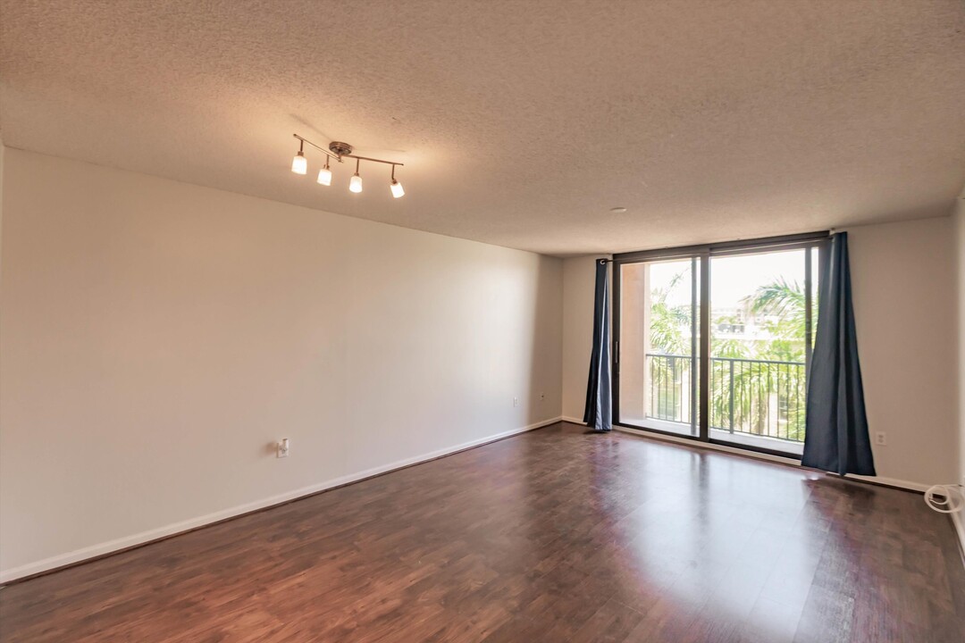 651 Okeechobee Blvd, Unit #506 in West Palm Beach, FL - Building Photo