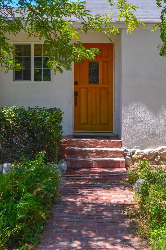 17205 Germain St, Unit 17205 in Granada Hills, CA - Foto de edificio - Building Photo