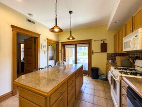 2711 N Kimball Ave, Unit 3 in Chicago, IL - Building Photo - Building Photo