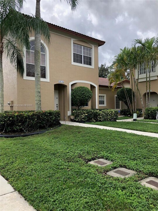 16145 Emerald Cove Rd in Weston, FL - Building Photo