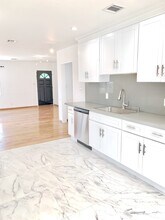 17418 Califa St in Los Angeles, CA - Foto de edificio - Building Photo