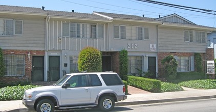 212 W Plymouth St in Inglewood, CA - Foto de edificio - Building Photo