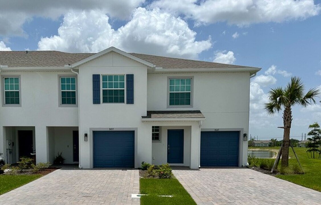 8043 Haley Crk Wy in Lehigh Acres, FL - Building Photo