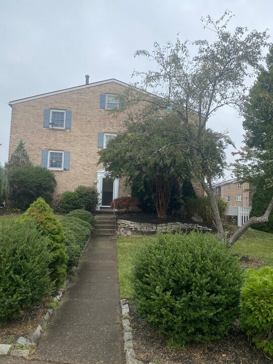 1424 Boxwood Dr in Blackwood, NJ - Building Photo