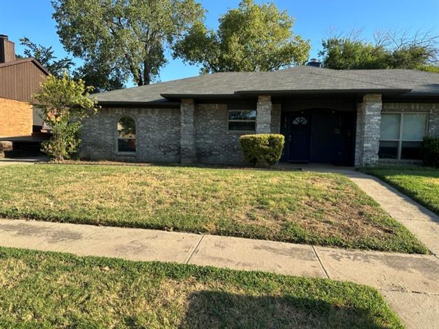 2329 Oakmont Dr in Bedford, TX - Building Photo