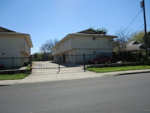 Merida Apartments in San Antonio, TX - Building Photo - Building Photo