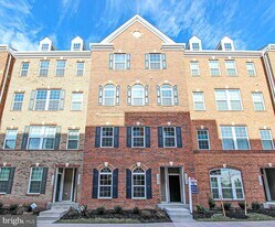 13652 Endeavour Dr in Herndon, VA - Building Photo