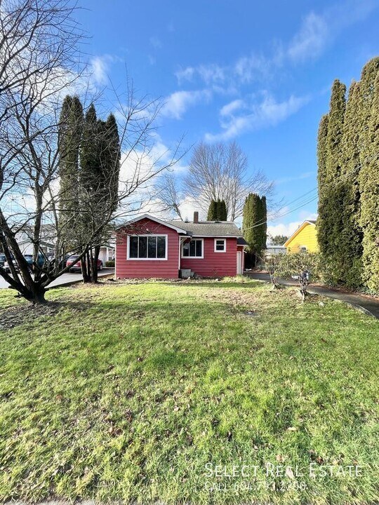 9237 Woodbine St in Chilliwack, BC - Building Photo