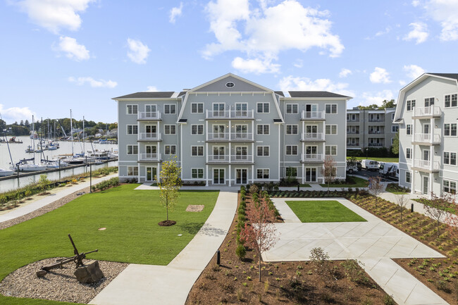 Mariners Landing in Branford, CT - Building Photo - Building Photo