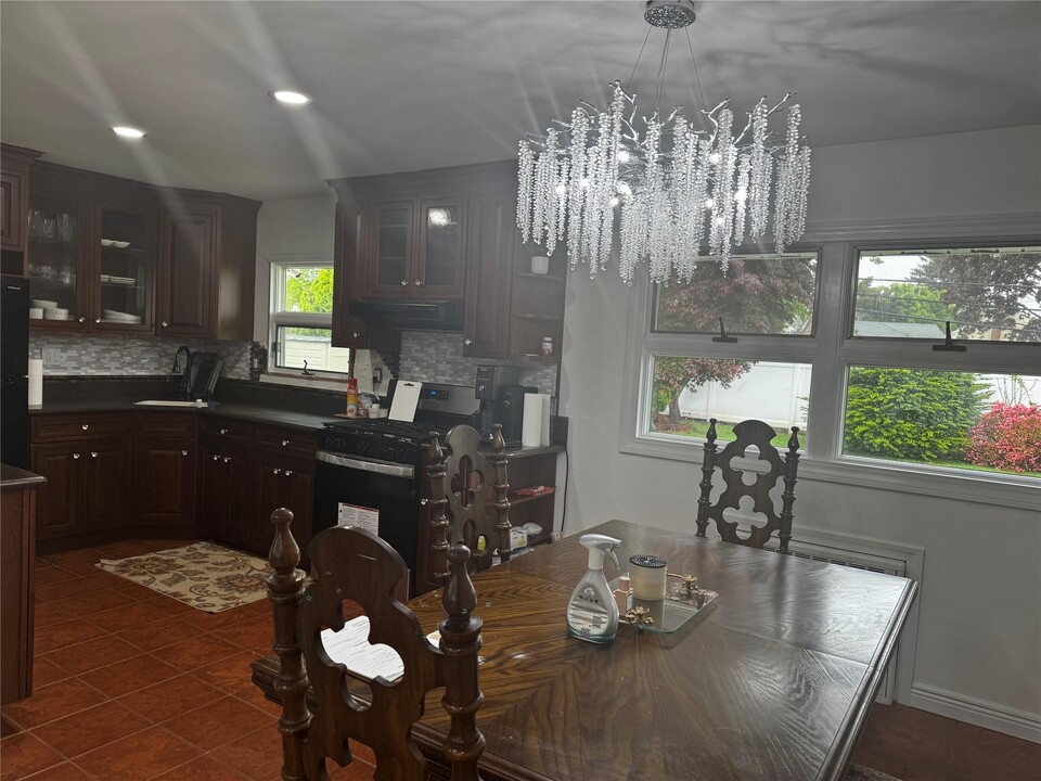 134 King St in Hicksville, NY - Building Photo