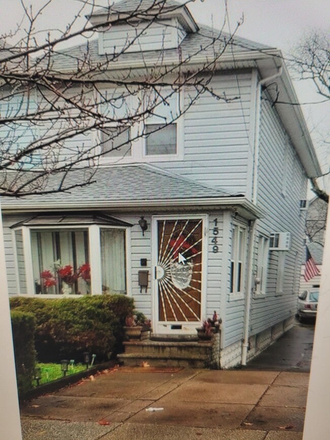 property at 1549 E 53rd St