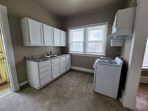 1043 5th Ave SE, Unit A in Cedar Rapids, IA - Building Photo - Building Photo