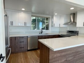 28322 Rey De Copas Ln in Malibu, CA - Building Photo