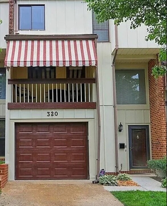 320 Southern Ct in Highland Springs, VA - Building Photo