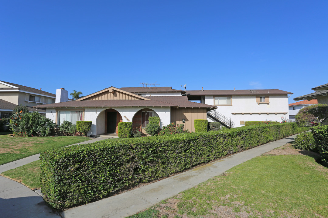 16541 Delton Cir in Huntington Beach, CA - Building Photo