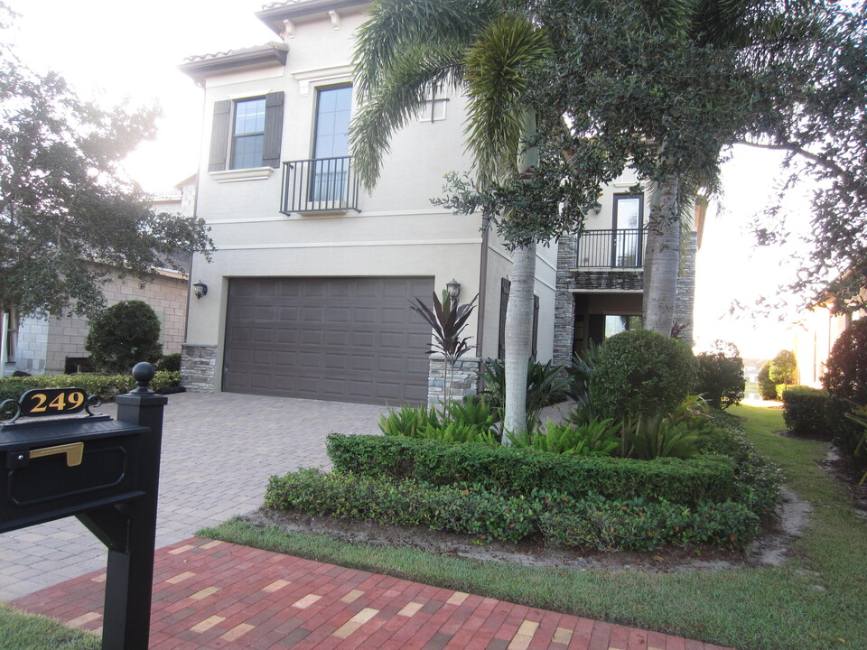 249 SE Fascino Cir in Port St. Lucie, FL - Building Photo