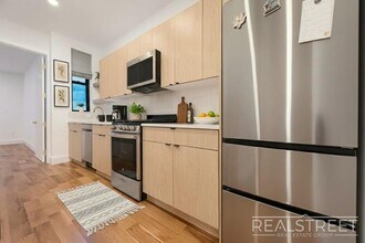 Modern Renovated 2BR with Skylight & Private Balcony in Prime Crown Heights in Brooklyn, NY - Foto de edificio - Building Photo