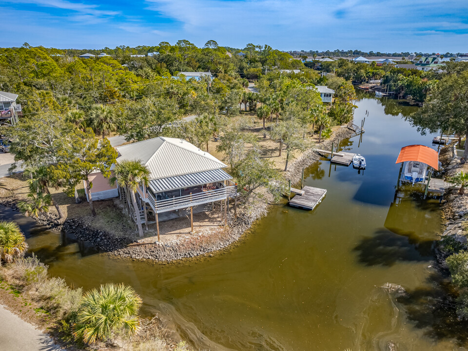 4 Oyster Bay Dr in Crawfordville, FL - Building Photo