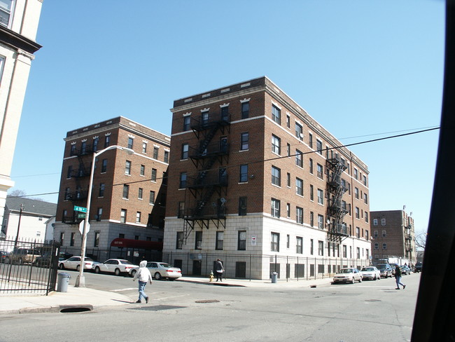 65-73 N 9th St in Newark, NJ - Foto de edificio - Building Photo