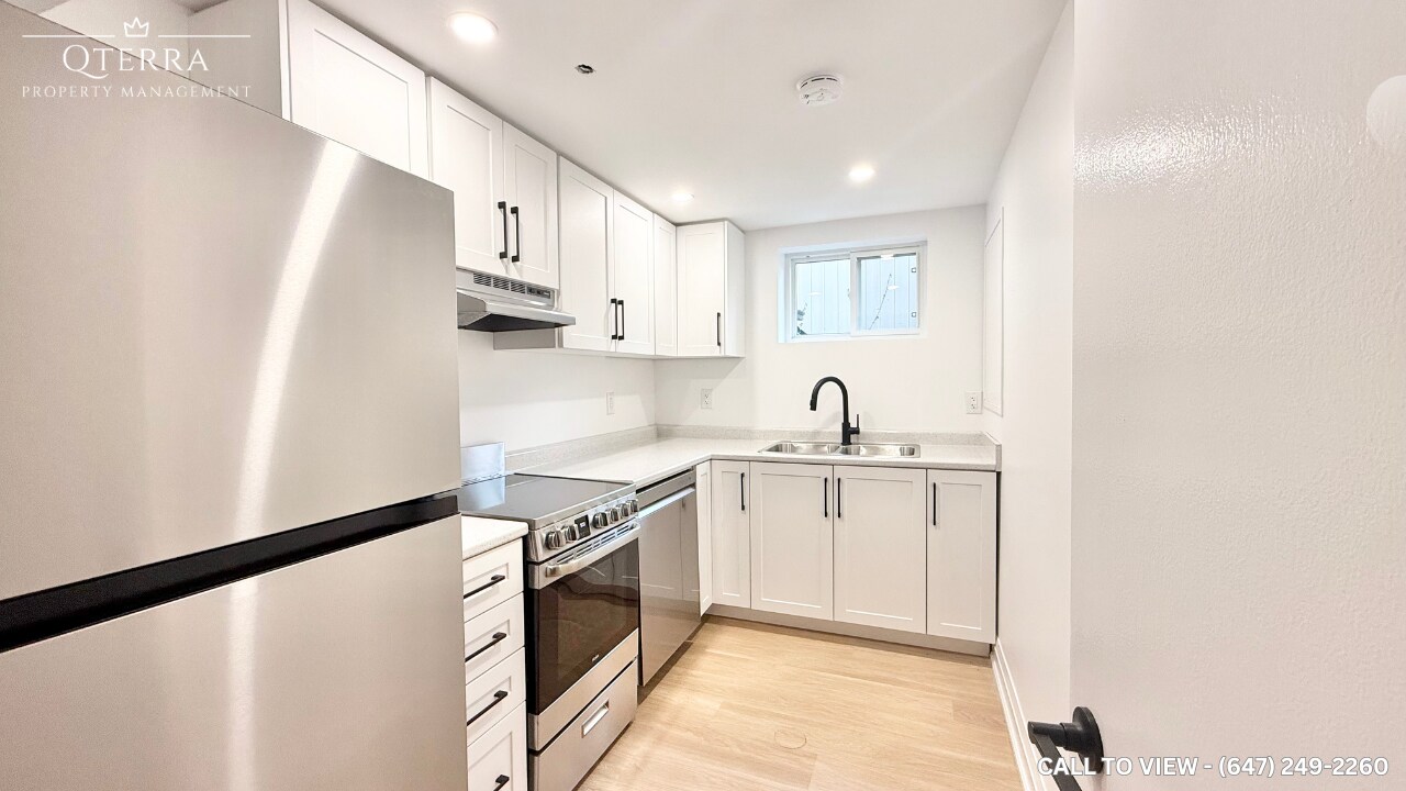 16 Senlac Rd in Toronto, ON - Building Photo