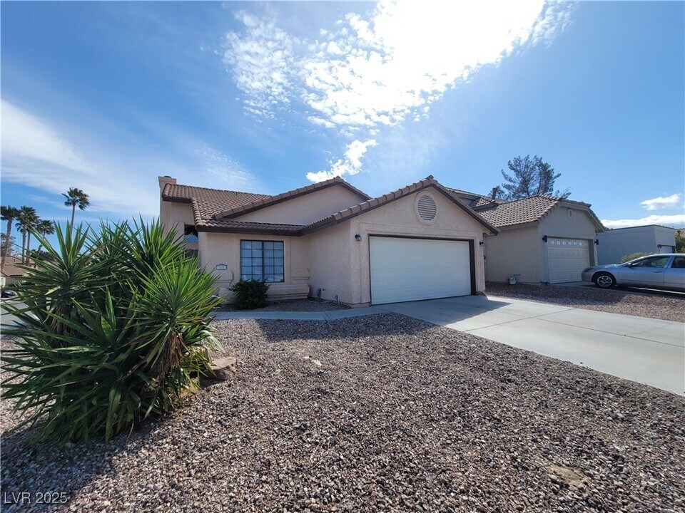 372 Rushing Creek Ct in Henderson, NV - Building Photo