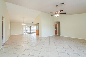 15153 Buswell Ave in Port Charlotte, FL - Foto de edificio - Building Photo