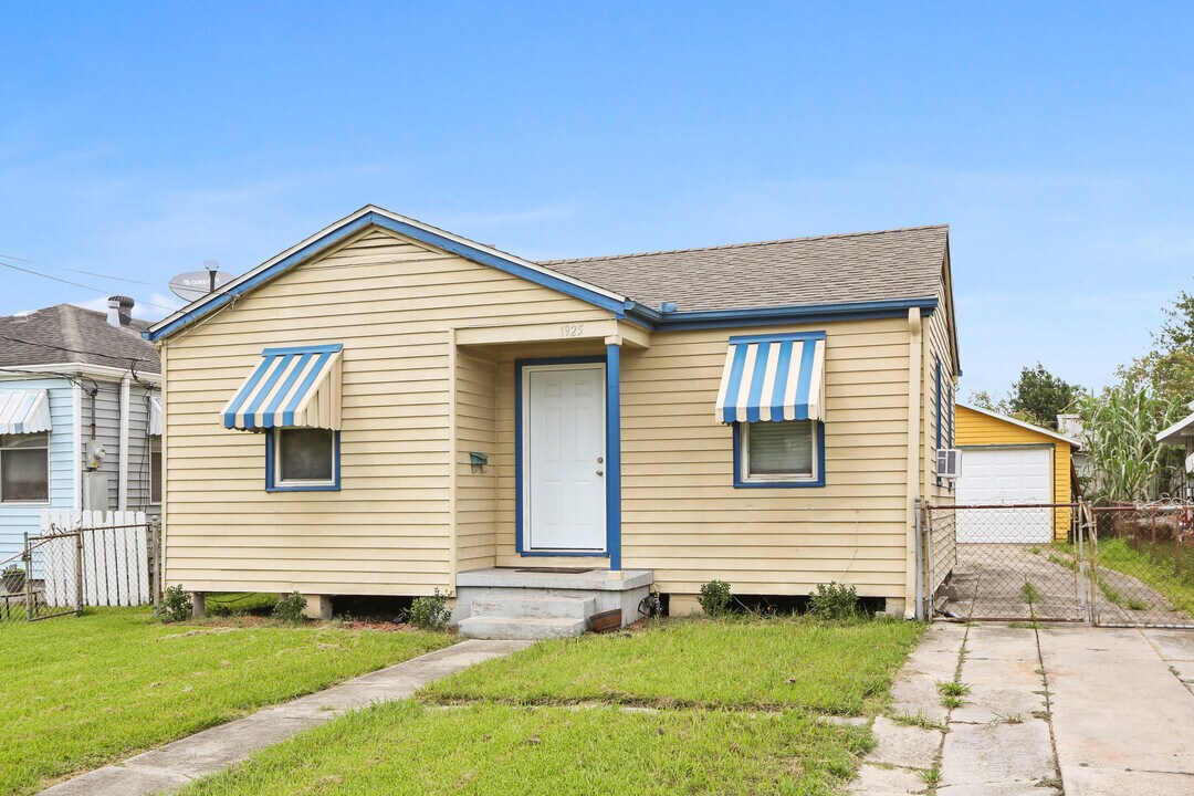 1925 Stafford St in Gretna, LA - Foto de edificio