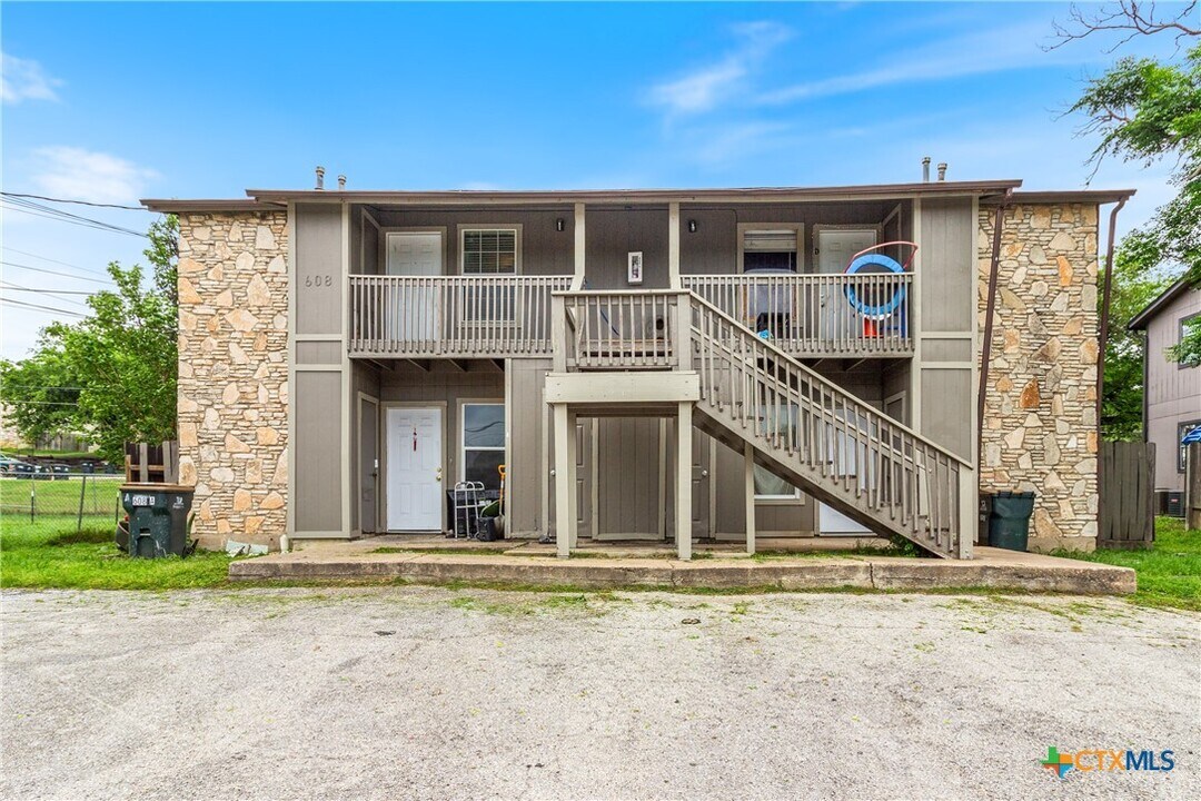 608 Bracewood Cir-Unit -D in San Marcos, TX - Building Photo