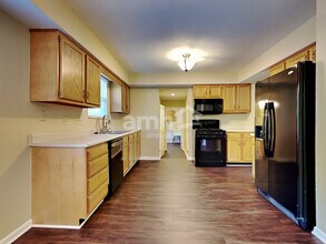 15 Churchill Manor Ct in Middletown, OH - Building Photo - Building Photo